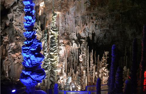 Jeux de lumières dans la grotte de l’Aven Armand.