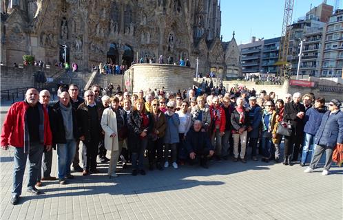 Les adhérents au pied de la Sagrada Familia