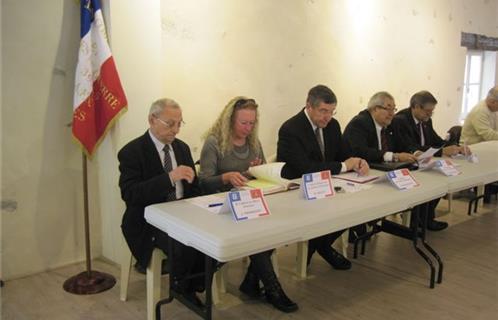 A la table d’honneur, de gauche à droite, Jacques Thimoléon, maître des cérémonies patriotiques d’Ollioules, Brigitte Crevet, déléguée aux cérémonies, Robert Bénéventi, Maire d’Ollioules, Bernard Rochedreux, président des anciens combattants, Michel Blaty, président de l’Union de la Fédération Départementale du Var des Anciens Combatants.