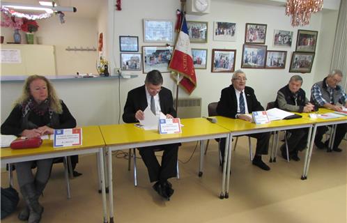 De gauche à droite, Brigitte Crevet, conseillère municipale, déléguée aux associations patriotiques, Robert Bénéventi, Maire d'Ollioules, conseiller régional, Bernard Rochedreux, président des Anciens Combattants, Robert Dollo, Trésorier et Roland Cazaubon, secrétaire