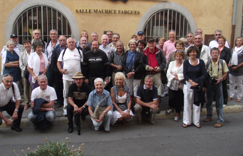 Photo de famille pour le Club des anciens de la Comex devant le musée Frédéric-Dumas.