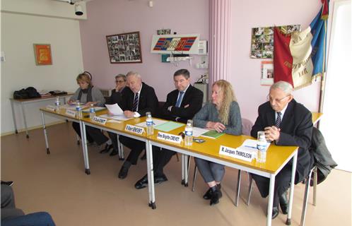 De gauche à droite, Madeleine Sausset, secrétaire, Joseph Orsi, trésorier, Claude Schmitt, président, Robert Bénéventi, Maire d'Ollioules, Brigitte Crevet, conseillère municipale déléguée aux Anciens Combattants et Jacques Thimoléon, maître de cérémonie