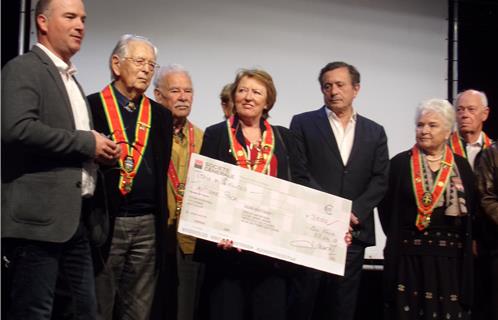 Les Anysetiers remettent un chèque de 3000€ au trésorier d'Autisme PACA Denis Pichon en présence du maire Jean-Sébastien Vialatte.