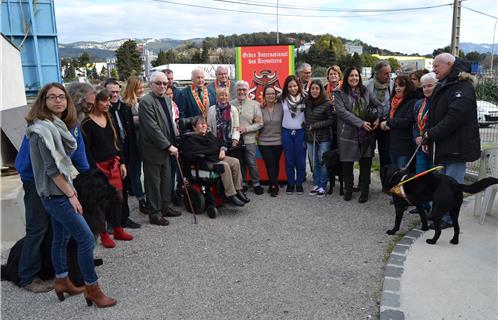 Joseph PEYRACHON, Grand Maitre de Toulon la Royale, Madame Annie BAUDIN, conseillère municipale, Madame Anne Marie SCHNELLMANN, Daniel BRARD, Sénéchal Argentier des Anysetiers de Toulon la Royale, entourés de membres de l'association .