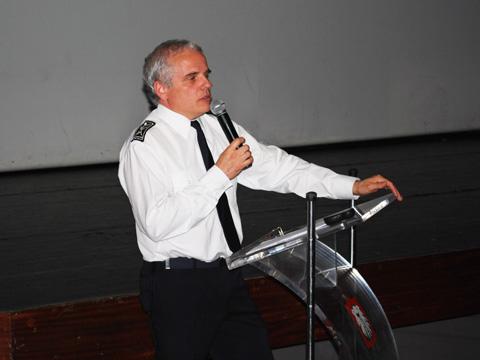 Dominique Nivaggioli, commissaire principal de la circonscription de Bandol - Sanary - Six Fours présente aux citoyens les actions de la police sur ces 3 communes.