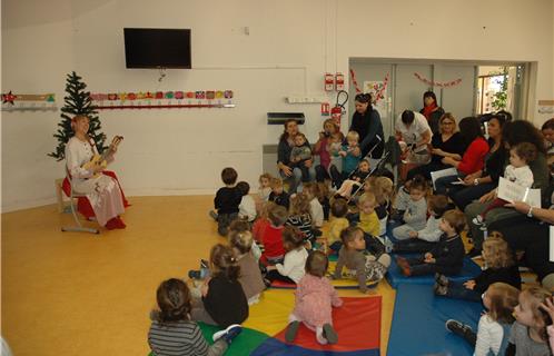 Spectacle "le Noël de Nini" de la compagnie Madame la Vache interprété par Natacha devant les assistantes maternelles et leurs bambins