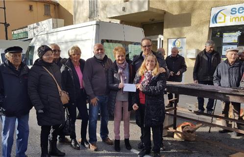 Le président des deux associations Henri Bruno a remis un chèque à Dany Cayol pour le Téléthon. 