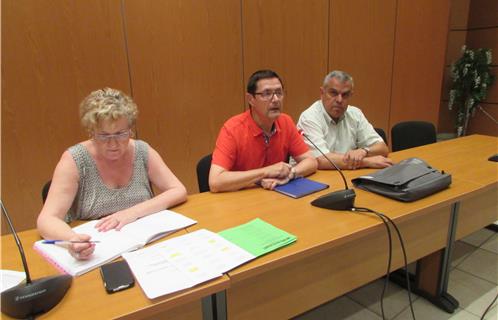 De gauche à droite, Mireille Lefèvre, secrétaire du COF, Michel Béchameil, président et Dominique Righi, adjoint aux Festivités