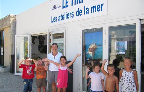 Magali et des enfants heureux de participer à ces ateliers.