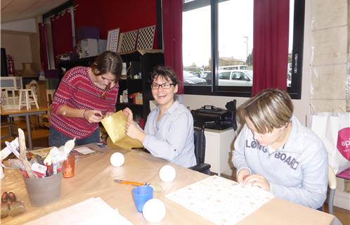 Les stagiaires en formation dans les ateliers de Lily Blanche