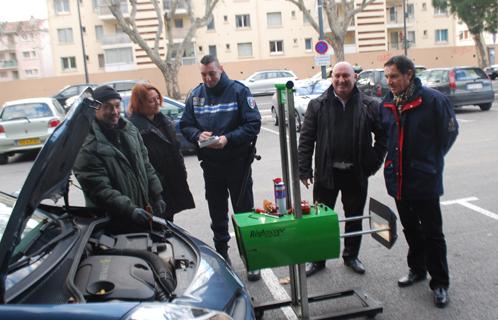 L'élu Thierry Mas Saint Guiral (à droite) et le conseiller municipal, Thierry Casanova, encadrent cette opération  de prévention routière instaurée par la municipalité.