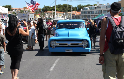 Chaque voiture à son arrivée sur le port a été mitraillée par les photographes amateurs.