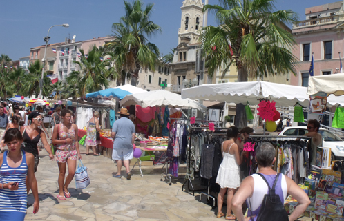 La braderie a pris ses quartiers sur le port depuis jeudi matin