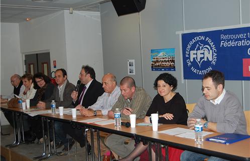 Le président Perez, au micro, était entouré par les élus (à gauche) et les membres de son bureau (à droite)