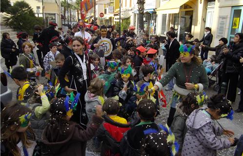 Rio, Venise, Nice et Pékin ont défilé cet après-midi dans la rue République.