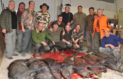 Les chasseurs en début d'après-midi se sont occupés de la pesée et du partage.