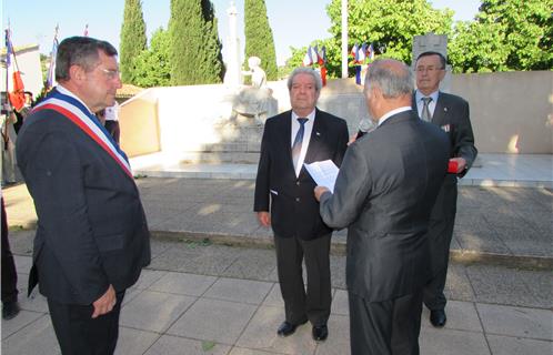 Aux côtés du Maire Robert Bénéventi, Robert Moullière, président de l'ANCAC a remis la Médaille de l'Ordre du Mérite à René Palos, secrétaire général de l'ANCAC, ancien combattant en Algérie.