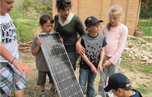 Colinne, l'éducatrice à l'environnement, explique aux enfants comment fonctionne un panneau solaire