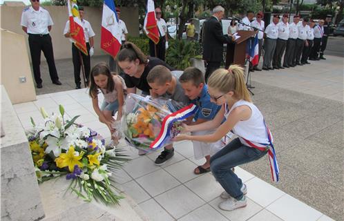 Le conseil municipal des jeunes dépose sa gerbe devant le monuments aux morts