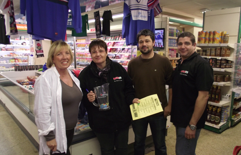 Une tombola a été organisée par les commerçants des Lônes pour la Coupe du monde de rugby. Ici Eric, Grégory, Béty et une cliente, Michèle, qui s'est occupée du tirage.