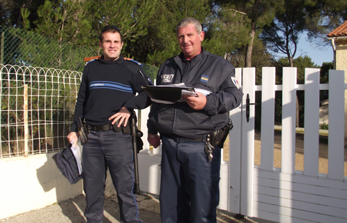 Les agents de la police municipale font le tour des villas pour avertir les riverains du plan de sécurité de mercredi matin.