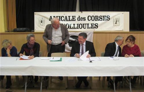 Entouré des membres de son bureau,  Antoine Galletti (debout), président de l’Amicale des Corses et Amis de la Corse d’Ollioules, présente ses projets aux côtés de Robert Bénéventi, Maire d’Ollioules.