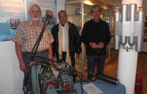 L'équipe du musée Férdéric Dumas (Daniel Alster, Hervé Monjoin et Didier George) devant une invention d'un bricoleur de génie, à savoir Gabriel Cardona.