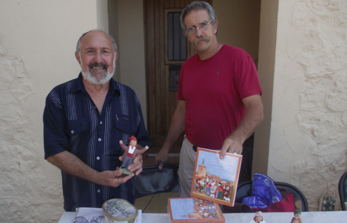 Georges Dalmas et Jean-Marc Rossi, le santonnier avec l'auteur-illustrateur.