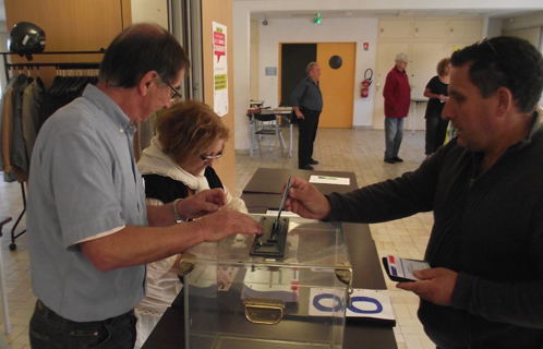 A 9h le bureau de vote était ouvert et déjà un électeur.