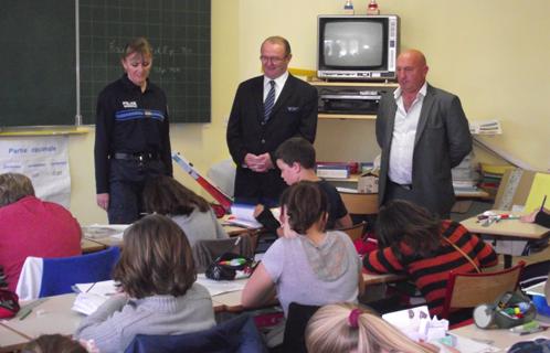 La sécurité routière expliquée aux enfants par Stéphanie, en présence des élus Yves Draveton et Thierry Casanova.