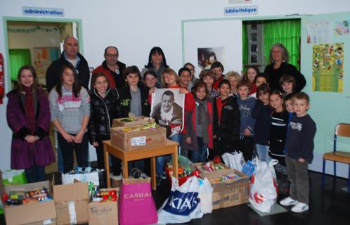 Les enfants des écoles maternelle et élémentaire de la Vernette mobilisés pour les Restos du Coeur.