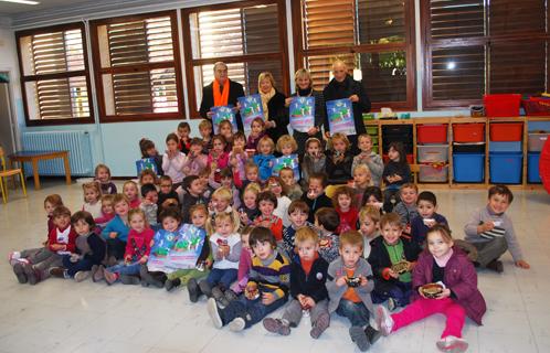 Petite photo de famille avec les enfants, les représentants de l'association du "Blé de l'espérance" et Pascale Mas Saint Guiral.