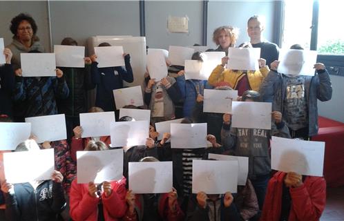 Les élèves du CM1 de l'école élémentaire du Brusc Dodero, accompagnés de leur professeur des écoles Yolande Peyrot, de la responsable de la BDthèque Josy Demaria et de l'illustrateur Ludovic Bouillac.