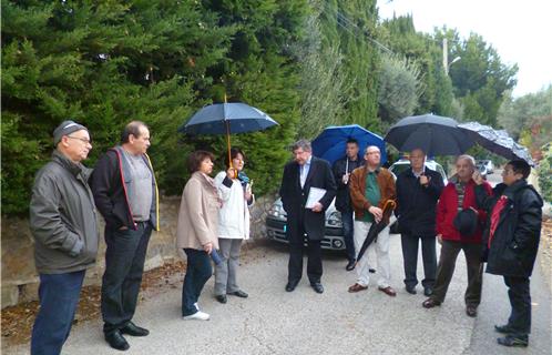 Au centre, Robert Beneventi, maire d’Ollioules, en visite au quartier de la Rouvière.