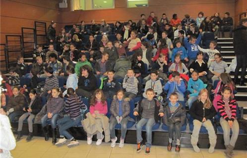 Durant le spectacle, les enfants de l’école Leï Marrounié et ceux de l’école Sainte-Geneviève.