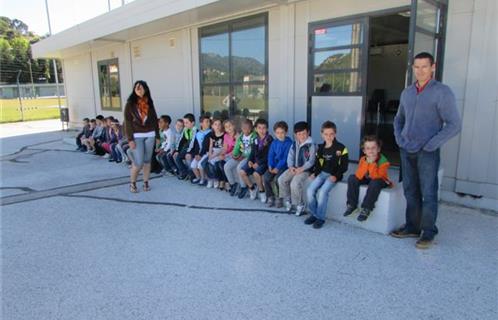 Aux côtés de leur professeur, Frédéric Daumet et de Lydie Rochel, un groupe d’élèves de l’école Les Marounié attend son tour pour s’élancer sur la piste de conduite.