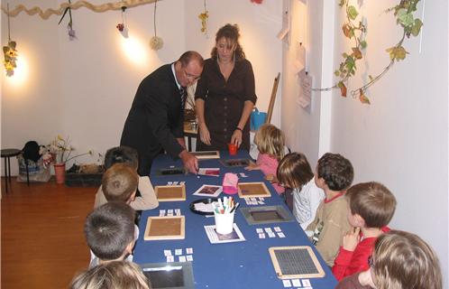 Yves Draveton, adjoint aux affaires scolaires,assiste à l'atelier "fabrication d'insectes"