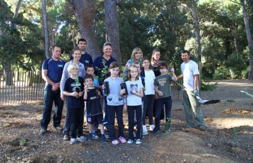 Depuis 2009, neuf cents plants ont été mis en terre par les enfants de la commune