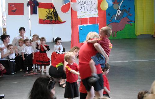 Les sportifs se rassemblent, danseurs sur la gauche et footballeurs au centre. 