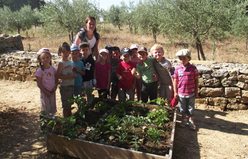 Découverte et plantation au Jardin des Oliviers pour les enfants de l'école maternelle de la Vernette.