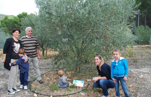 La maman de Raphaël et Camille avec les élus Jean-Luc Granet et Fanny Mazella.