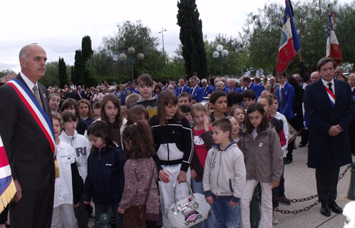 Ferdinand Bernhard et Jean-Sébastien Vialatte avec les enfants.