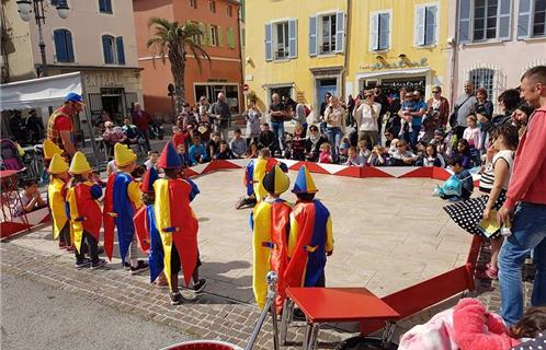 Un spectacle avec clown était organisé place Martel Esprit.