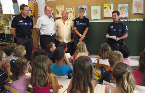 La police municipale a initié les enfants à la prévention routière en présence des élus Yves Draveton et Thierry Casanova. 