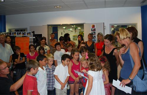 Les enfants de chaque section ont ouvert les enveloppes pour annoncer les livres primés.