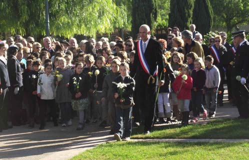 Ferdinand Bernhard et les enfants des écoles élémentaires ont déposé des fleurs.