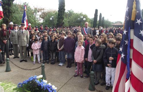 Le maire a déposé une fleur devant le monument de la Victoire en présence des enfants scolarisés sur la commune.