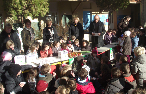 Pascale Mas Saint Guiral (directrice), les bénévoles de l'association et les institutrices expliquèrent le sens de cette action aux enfants.