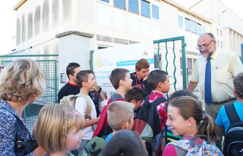 A l'école élémentaire Condorcet, accueil des élèves par le nouveau directeur Franck Susini.