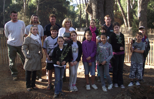 Des enfants du centre aéré Jaumard  avec leur animatrice ont planté des arbustes accompagnés par l'élue Geneviève Briffaz, Hélène Rouquette et les agents du service environnement.